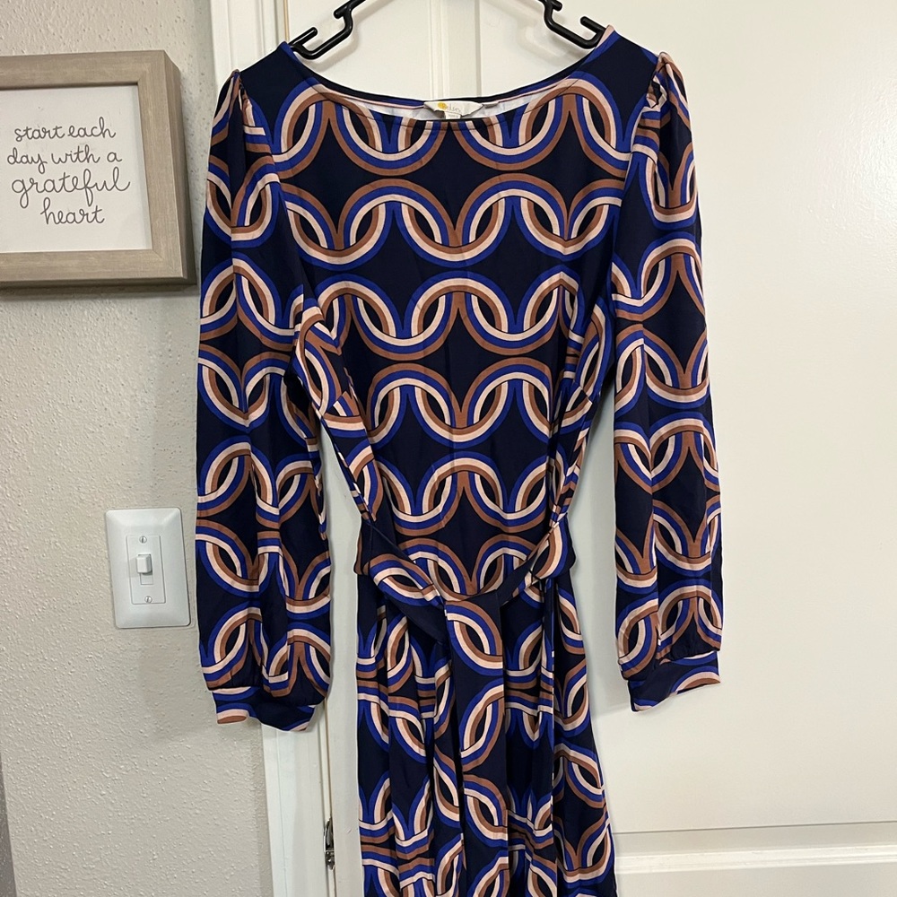 Long sleeve pattern dress elastic tapered sleeves. Belt attach and has pockets.